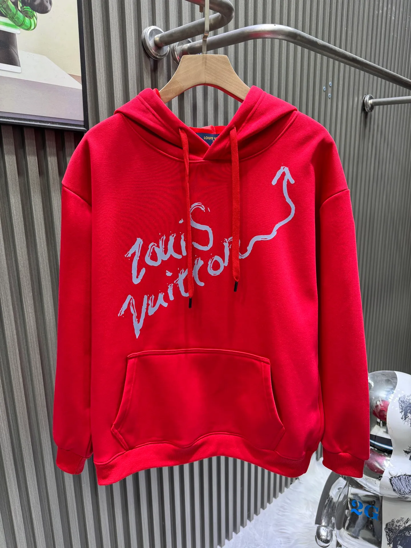 🅿️280 Louis Vuitton Louis Vuitton Louis Vuitton New Year's Official Website 25* New trendy brand letter printed hooded sweatshirt 400 grams of pure cotton ➕ silver fox velvet Double-layer heavy-duty letter pattern, whether it is T-shirt or sweatshirt, is a hot item every year. Large-area printing on the front uses Dakangli digital printing machine for direct printing. The cost is extremely high. After many debuggings, the color difference of the pattern is close to 99% of the original version. It is different from the garbage offset printing version in the market. Super labor-intensive. The fabric is exclusively customized and dyed 400g. Double-ply cotton. Kangaroo pocket design element. Trendy men and trendy women.